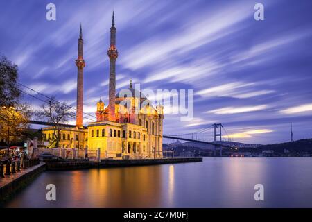 Ortaköy Moschee mit Bosporus Brücke in Istanbul, Türkei bei Nacht Stockfoto