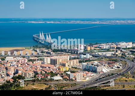 Luftaufnahme der Vasco Da Gama Brücke in Lissabon, Portugal. Aus einem Flugzeug Stockfoto