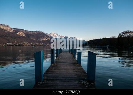 Pier auf dem See mit Reflexion während des Tages Stockfoto