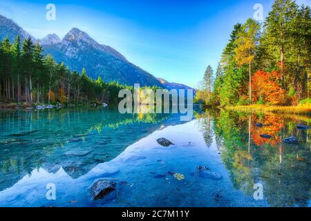 Fantastischer Herbstaufgang am Hintersee. Schöne Baumlandschaft in der Nähe des türkisfarbenen Wassers des Hintersees. Lage: Resort Ramsau, Nationalpark Be Stockfoto