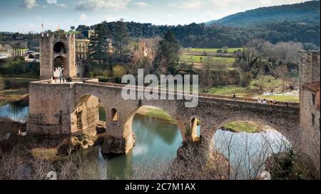 Pont Vell über den Fluss Fluvià in Besalú. Der Ort ist seit 1966 als Kulturgut (Bien de Interés Cultural) in der Kategorie Conjunto histórico-artístico anerkannt. Die Brücke wurde um 1315 gebaut. Stockfoto