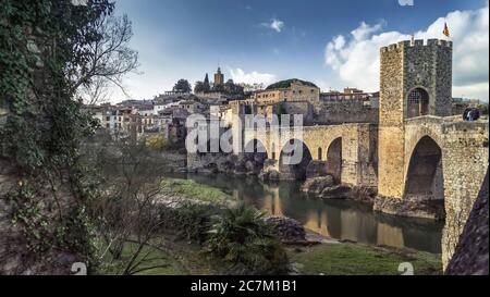 Pont Vell über den Fluss Fluvià in Besalú. Der Ort ist seit 1966 als Kulturgut (Bien de Interés Cultural) in der Kategorie Conjunto histórico-artístico anerkannt. Die Brücke wurde um 1315 gebaut. Stockfoto