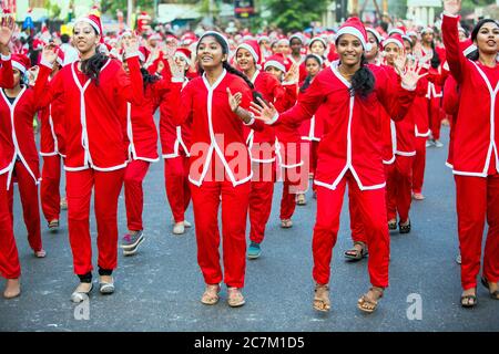 Farbenfroh nach Santa's flashmob von Buon Natale Weihnachten fest Thrissur 2017, thrissur, Kerala, Indien eine einzigartige Weihnachtsfeier whe Stockfoto