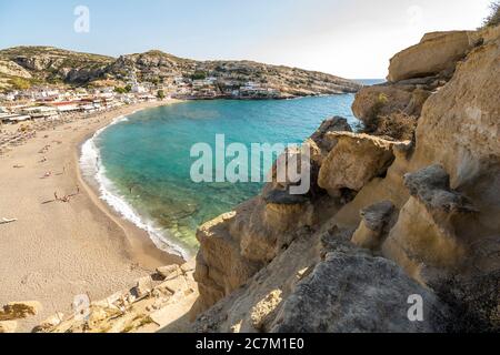 Blick von den Höhlen am Matala Strand, Südkreta, Griechenland Stockfoto