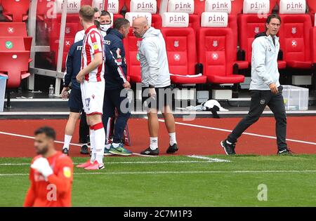 Brentford City Assistant Head Coach Brian Riemer (Mitte) argumentiert mit Stock City-Mitarbeitern während des Sky Bet Championship-Spiels im bet365 Stadium, Stoke. Stockfoto