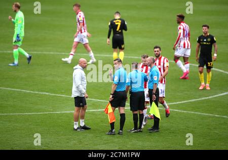 Brentford City Assistant Head Coach Brian Riemer spricht nach dem letzten Pfiff während des Sky Bet Championship Spiels im bet365 Stadium, Stoke, mit den Beamten. Stockfoto