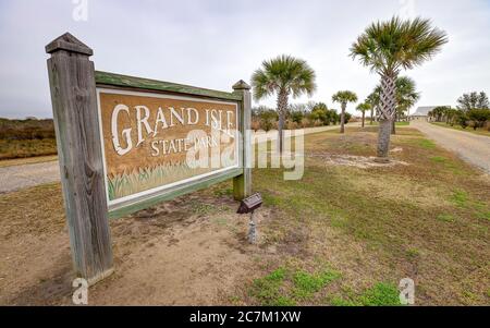 Grand Isle, Louisiana - Februar 2018: Ein Schild begrüßt Besucher am Eingang des Grand Isle State Park. Stockfoto