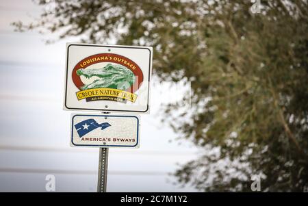 Grand Chenier, Louisiana - Februar 2018: Ein Straßenschild kennzeichnet den Creole Nature Trail, einen der ausgewiesenen Scenic Byways des Bundesstaates. Stockfoto