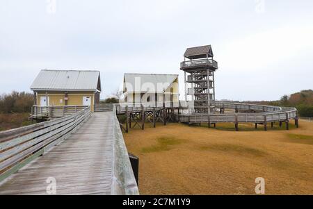 Grand Isle, Louisiana - Februar 2018: Ein Aussichtsturm ermöglicht Besuchern des Grand Isle State Park einen Blick auf den Golf von Mexiko. Stockfoto