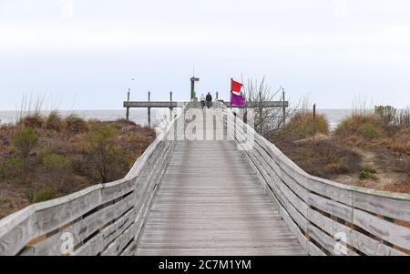 Grand Isle, Louisiana - Februar 2018: Ein Paar genießt einen Spaziergang auf einem Angelpier im Grand Isle State Park. Stockfoto