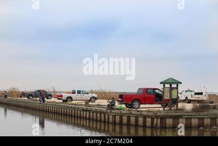 Hackberry, Louisiana - Februar 2018: Angler, die am Ufer eines sees im ländlichen Louisiana fischen. Stockfoto