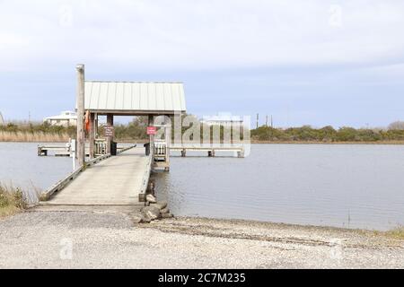 Grand Isle, Louisiana - 2018. Februar: Ein Angeldock für Besucher im Grand Isle State Park. Stockfoto