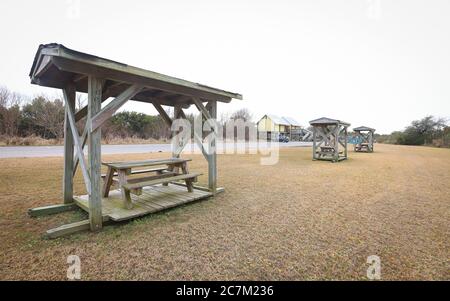 Grand Isle, Louisiana - Februar 2018: Bänke kennzeichnen einzelne Zeltplätze auf dem Campingplatz des Grand Isle State Park. Stockfoto