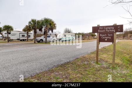 Grand Isle, Louisiana - Februar 2018: Ein Schild markiert den Campingplatz im Grand Isle State Park. Stockfoto