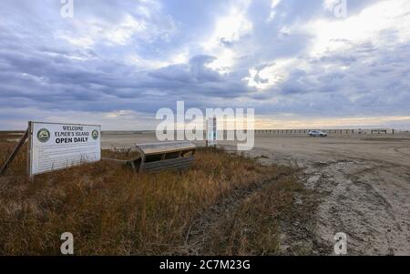 Grand Isle, Louisiana - Februar 2018: Am Eingang zum Elmer's Island Wildlife Refuge in Louisiana sind Schilder zu sehen. Stockfoto