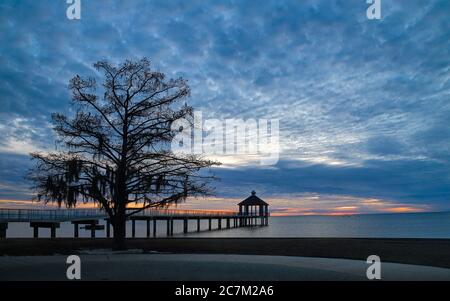 Fontainebleau State Park, Louisiana - 2018. Februar: Sonnenuntergang über dem Lake Pontchartrain vom Fontainebleau State Park aus. Stockfoto