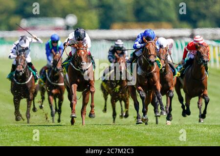 Methode von Oisin Murphy (weiß, schwarze Kappe) geritten gewinnen die bet365 Rose Bowl Stakes auf Newbury Racecourse. Stockfoto