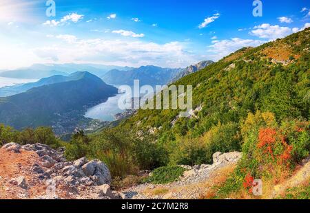 Schöne Aussicht auf die Bucht von Kotor in Montenegro. Luftaufnahme der Berge, des Meeres und der Stadt Kotor. Lage: Bucht von Kotor, Montenegro, Europa Stockfoto