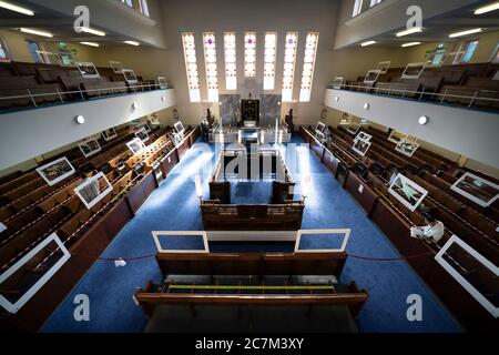 Manchester, Großbritannien. Juli 2020. Die Gemeinde besucht ihren ersten ferngedachten Morgengottesdienst in einer speziell angepassten Heaton Park Synagoge in Manchester, da Gotteshäuser vor dem Coronavirus in Manchester, Großbritannien, geschlossen wurden. Kredit: Jon Super/Alamy Live Nachrichten. Stockfoto