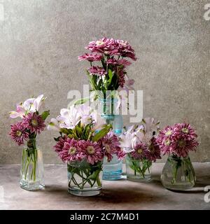 Blumen in Gläsern Stockfoto