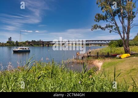 Eine friedliche Szene auf dem River Clarence in Grafton mit Steg und Boot, an der mittleren Ostküste von New South Wales, Australien. Stockfoto