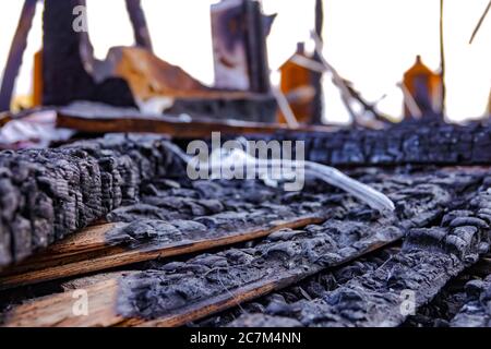 Verbranntes altes Haus im dorf birgi und die Hintergebliebenen Stockfoto