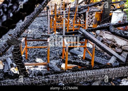 Verbranntes altes Haus im dorf birgi und die Hintergebliebenen Stockfoto