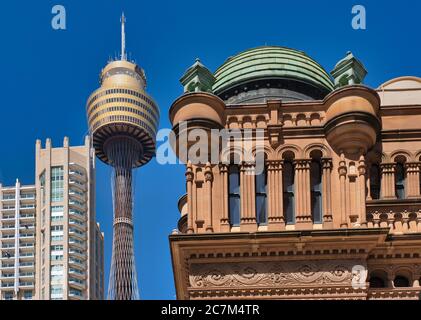 Architektur alt und neu - das Queen Victoria Building links mit modernem Sydney Tower im Hintergrund, Sydney, NSW., Australien. Stockfoto