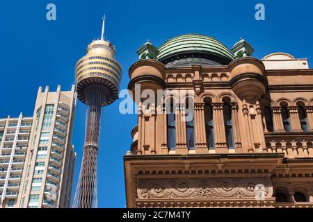 Architektur alt und neu - das Queen Victoria Building links mit modernem Sydney Tower im Hintergrund, Sydney, NSW., Australien. Stockfoto