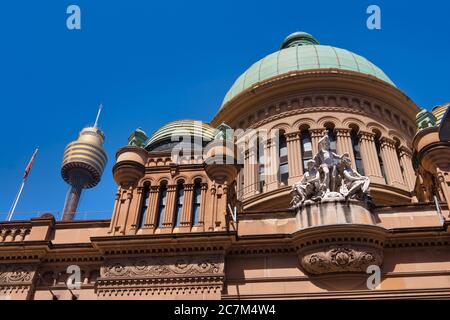 Architektur alt und neu - das Queen Victoria Building links mit modernem Sydney Tower im Hintergrund, Sydney, NSW., Australien. Stockfoto