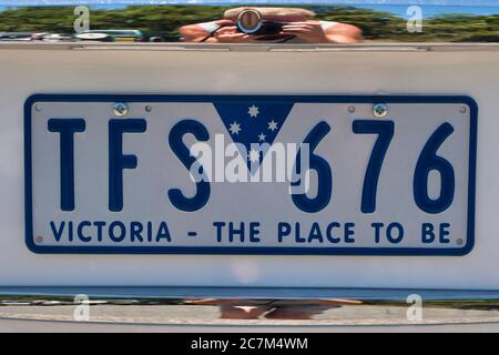 Nahaufnahme eines Kfz-Kennzeichen mit dem Slogan Victoria, the place to be, unter den Lizenznummern. Melbourne, Victoria, Australien. Stockfoto