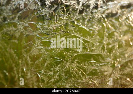 Selektive Aufnahme von schönen Eismustern auf dem Fenster Stockfoto