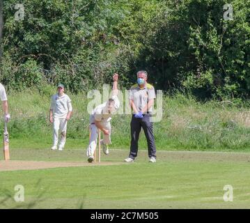 Donacloney, County Down, Nordirland, Großbritannien. 18. Juli 2020. Die Cricket-Saison begann schließlich in ganz Nordirland heute, nachdem die Nordirland Executive erlaubt Leistungssport ab 17 Juli wieder. Alle Spiele werden unter strengen Protokollen gespielt. Action von der Robinson Services Trophy der Northern Cricket Union in Donacloney, Donacloney Mill, die gegen Downpatrick spielt. Kredit: CAZIMB/Alamy Live Nachrichten. Stockfoto