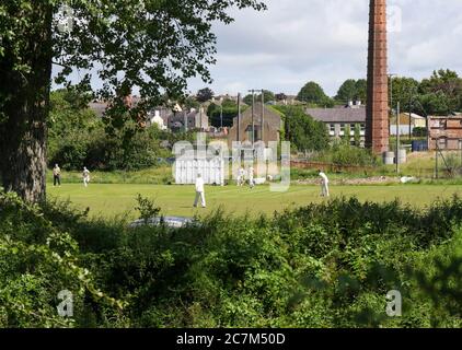 Donacloney, County Down, Nordirland, Großbritannien. 18. Juli 2020. Die Cricket-Saison begann schließlich in ganz Nordirland heute, nachdem die Nordirland Executive erlaubt Leistungssport ab 17 Juli wieder. Alle Spiele werden unter strengen Protokollen gespielt. Action von der Robinson Services Trophy der Northern Cricket Union in Donacloney, Donacloney Mill, die gegen Downpatrick spielt. Kredit: CAZIMB/Alamy Live Nachrichten. Stockfoto