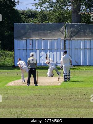 Donacloney, County Down, Nordirland, Großbritannien. 18. Juli 2020. Die Cricket-Saison begann schließlich in ganz Nordirland heute, nachdem die Nordirland Executive erlaubt Leistungssport ab 17 Juli wieder. Alle Spiele werden unter strengen Protokollen gespielt. Action von der Robinson Services Trophy der Northern Cricket Union in Donacloney, Donacloney Mill, die gegen Downpatrick spielt. Kredit: CAZIMB/Alamy Live Nachrichten. Stockfoto