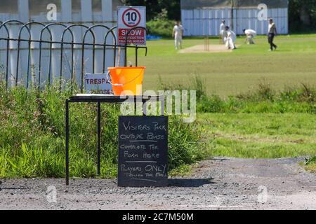 Donacloney, County Down, Nordirland, Großbritannien. 18. Juli 2020. Die Cricket-Saison begann schließlich in ganz Nordirland heute, nachdem die Nordirland Executive erlaubt Leistungssport ab 17 Juli wieder. Alle Spiele werden unter strengen Protokollen gespielt. Action von der Robinson Services Trophy der Northern Cricket Union in Donacloney, Donacloney Mill, die gegen Downpatrick spielt. Kredit: CAZIMB/Alamy Live Nachrichten. Stockfoto