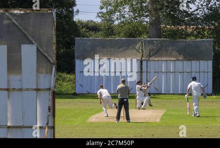 Donacloney, County Down, Nordirland, Großbritannien. 18. Juli 2020. Die Cricket-Saison begann schließlich in ganz Nordirland heute, nachdem die Nordirland Executive erlaubt Leistungssport ab 17 Juli wieder. Alle Spiele werden unter strengen Protokollen gespielt. Action von der Robinson Services Trophy der Northern Cricket Union in Donacloney, Donacloney Mill, die gegen Downpatrick spielt. Kredit: CAZIMB/Alamy Live Nachrichten. Stockfoto