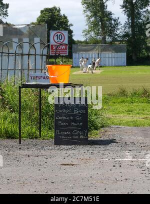 Donacloney, County Down, Nordirland, Großbritannien. 18. Juli 2020. Die Cricket-Saison begann schließlich in ganz Nordirland heute, nachdem die Nordirland Executive erlaubt Leistungssport ab 17 Juli wieder. Alle Spiele werden unter strengen Protokollen gespielt. Action von der Robinson Services Trophy der Northern Cricket Union in Donacloney, Donacloney Mill, die gegen Downpatrick spielt. Kredit: CAZIMB/Alamy Live Nachrichten. Stockfoto