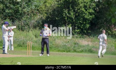 Donacloney, County Down, Nordirland, Großbritannien. 18. Juli 2020. Die Cricket-Saison begann schließlich in ganz Nordirland heute, nachdem die Nordirland Executive erlaubt Leistungssport ab 17 Juli wieder. Alle Spiele werden unter strengen Protokollen gespielt. Action von der Robinson Services Trophy der Northern Cricket Union in Donacloney, Donacloney Mill, die gegen Downpatrick spielt. Kredit: CAZIMB/Alamy Live Nachrichten. Stockfoto