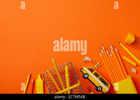 Rahmen von Schulmaterial auf orangefarbenem Hintergrund, Platz für Text Stockfoto