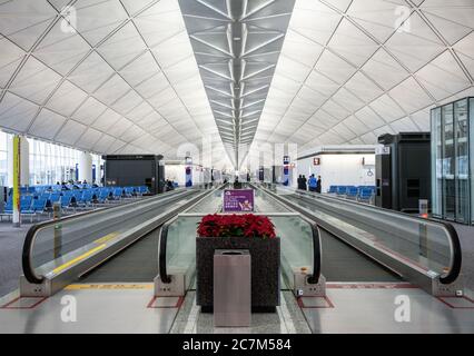 Das Innere des Terminals 1 des Hong Kong International Airport, dem Hauptflughafen in Hong Kong. Bei seiner Eröffnung war Terminal 1 der größte Flughafenpass Stockfoto