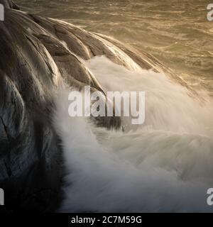 Nahaufnahme des schäumenden Wassers, das die Felsen berührt Stockfoto