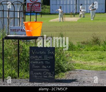 Donacloney, County Down, Nordirland, Großbritannien. 18. Juli 2020. Die Cricket-Saison begann schließlich in ganz Nordirland heute, nachdem die Nordirland Executive erlaubt Leistungssport ab 17 Juli wieder. Alle Spiele werden unter strengen Protokollen gespielt. Action von der Robinson Services Trophy der Northern Cricket Union in Donacloney, Donacloney Mill, die gegen Downpatrick spielt. Kredit: CAZIMB/Alamy Live Nachrichten. Stockfoto