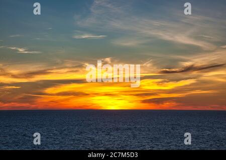 Schöner Sonnenuntergang über dem Meer mit der Sonne, die gerade über den Horizont gegangen ist Stockfoto