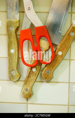 Der hohe Winkel der Schere stellen auf drei Messer Stockfoto