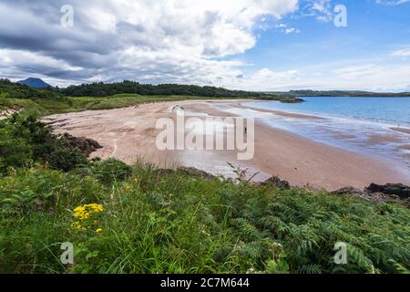 High-Angle-Aufnahme des Ufers von Gairloch Beach in Schottland unter einem wolkigen blauen Himmel Stockfoto