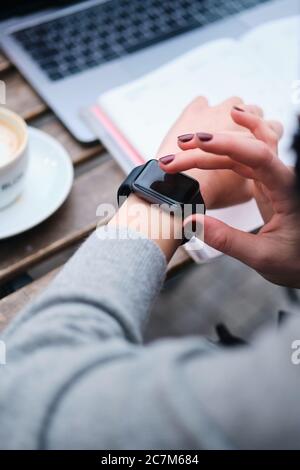 Nahaufnahme Frau mit Smartwatch arbeiten auf Laptop Stockfoto