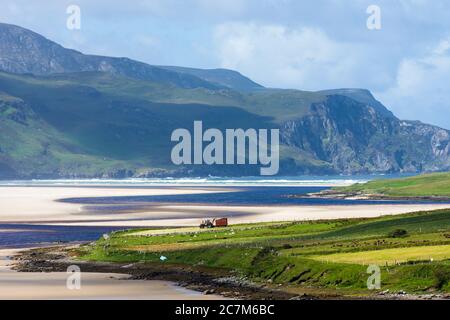 Ardara, County Donegal, Irland 18. Juli 2020. Ein Landwirt nutzt das sonnige Wetter an der Nordwestküste, um Silagegras zu schneiden. Der erste geeignete Tag nach mehreren Wochen nach viel Niederschlag hier. Stockfoto