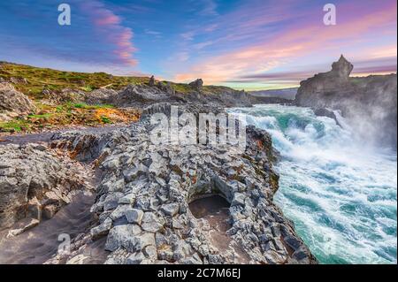 Unglaubliche Landschaft Szene Geitafoss Wasserfall. Geitafoss Kaskade in der Nähe des Godafoss Wasserfalls. Lage: Bardardardalur Tal, Skjalfandafljot Fluss, Eis Stockfoto