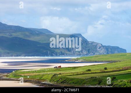 Ardara, County Donegal, Irland 18. Juli 2020. Ein Landwirt nutzt das sonnige Wetter an der Nordwestküste, um Silagegras zu schneiden. Der erste geeignete Tag nach mehreren Wochen nach viel Niederschlag hier. Stockfoto